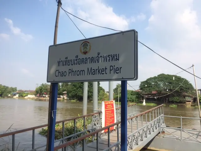 Chao Phrom Market Pier